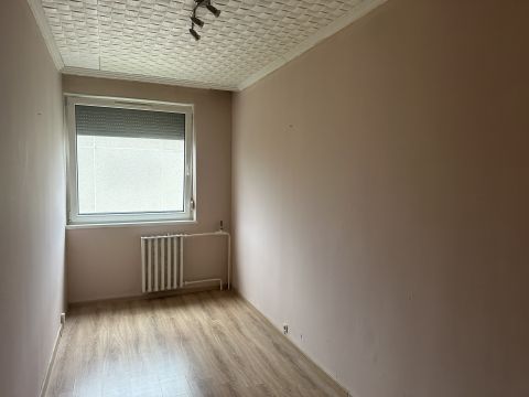 Eladó Lakás 6000 Kecskemét Széchenyivárosban 2 + fél szobás, erkélyes 5. emeleti lakás