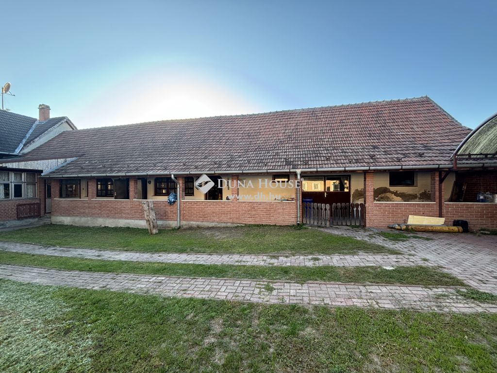 2330 Dunaharaszti , Hősök tere közelében — 1/11