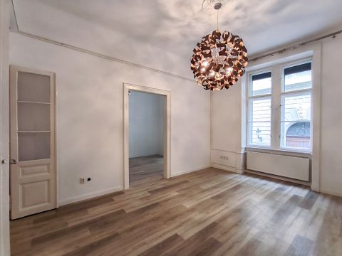 Kiadó Lakás 1065 Budapest 6. kerület LÁZÁR UTCÁBAN, AZ OPERÁRA NÉZŐ, 2 SZOBÁS FELÚJÍTOTT LAKÁS! 