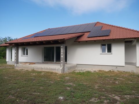Eladó Ház 2456 Besnyő , Csendes helyen,közel a központhoz