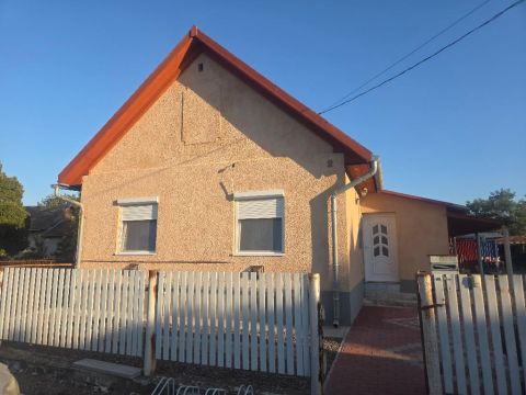 Eladó Ház 5211 Tiszapüspöki , 5211 Tiszapüspöki, Központi fekvésű