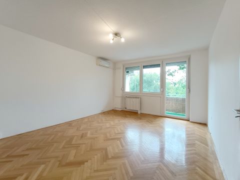 Kiadó Lakás 6000 Kecskemét , Batthyány utcán nappali+2 szobás, 2. emeleti, erkélyes lakás