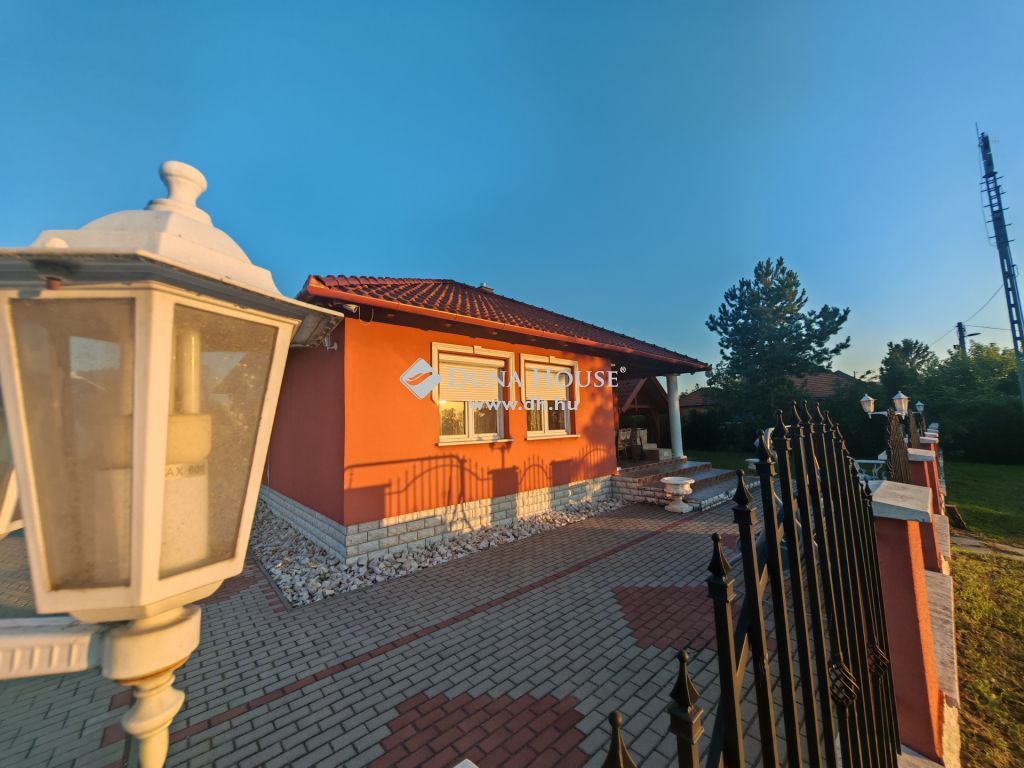 2500 Esztergom — 1/18