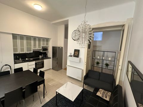 Eladó Lakás 1081 Budapest 8. kerület II. János Pál Pápa Térhez közel, 4 szobás lakás bérlővel