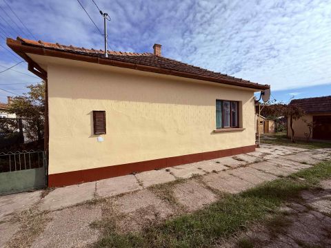 Eladó Ház 6050 Lajosmizse HITELEZHETŐ 79 m2-es CSALÁDI HÁZ MELLÉKÉPÜLETEKKEL!