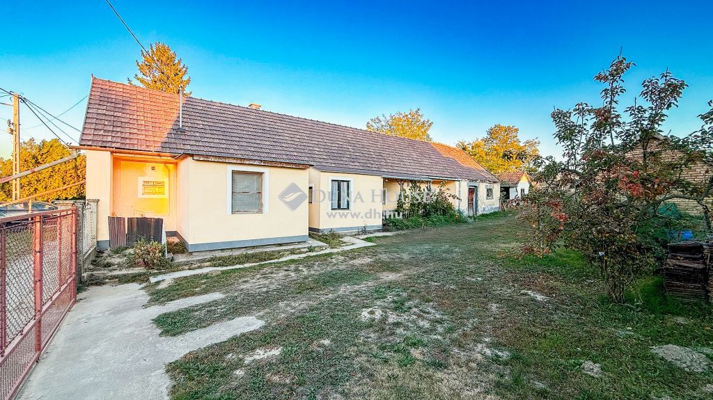 8136 Lajoskomárom , Lajoskomárom kedvelt részén — 1/12