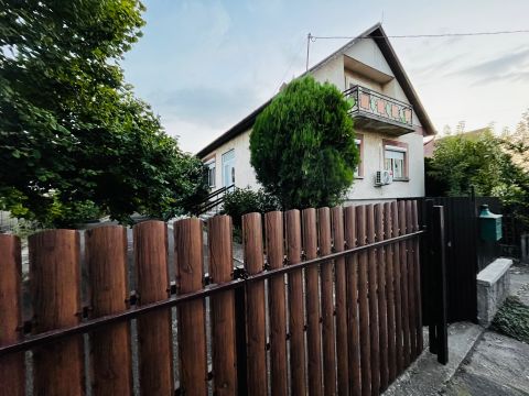 Eladó Ház 2760 Nagykáta Kétszintes családi ház, 4 szobával,nagy melléképülettel!