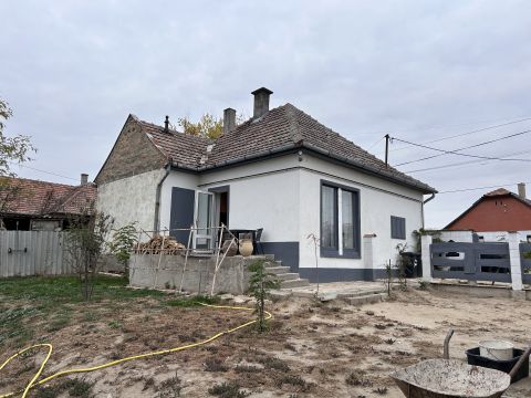 Eladó Ház 6527 Nagybaracska Nagybaracskán bízpart közeli családi ház eladó