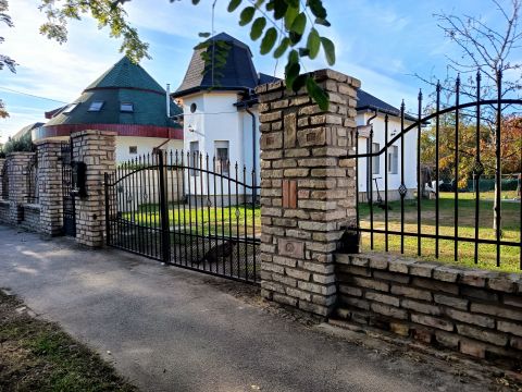 Eladó Ház 1188 Budapest 18. kerület , Frissen felújított, világos, két szintes családi ház