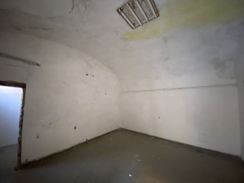 Eladó Iroda 9400 Sopron SOKOLDALÚ INGATLAN parkolóval, nagy pincével eladó!