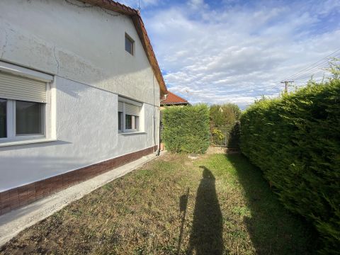 Eladó Ház 2421 Nagyvenyim Központhoz közel