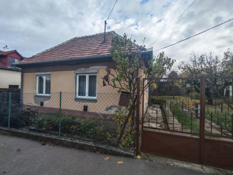 Eladó Ház 1162 Budapest 16. kerület , Árpádföldön, 563 nm-es telken egy bontandó "kádárkocka"