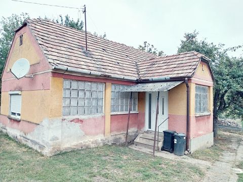 Eladó Ház 2856 Szákszend , Tégla építésű, 2 felépítmény, 2158 m2-es telek