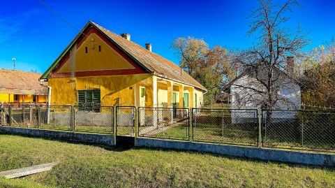 Eladó Ház 8136 Lajoskomárom , Középbogárdi település részen