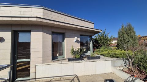 Kiadó Lakás 6000 Kecskemét Belvárosi penthouse nappali+2 szoba, terasz, dupla garázs