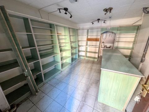 Eladó Üzlethelyiség 4400 Nyíregyháza , Vasvári Pál Gimnázium közelében