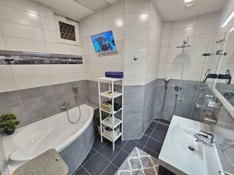 Eladó Lakás 1095 Budapest 9. kerület Klímás, cirkós, új ablakos, felújított, tárolós, szép házban