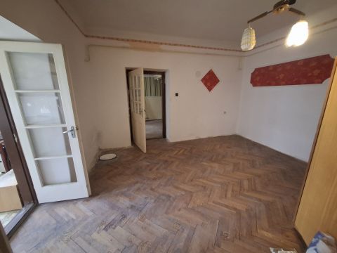 Eladó Ház 6100 Kiskunfélegyháza , Két és fél szobás ingatlan külön hátsó szobával