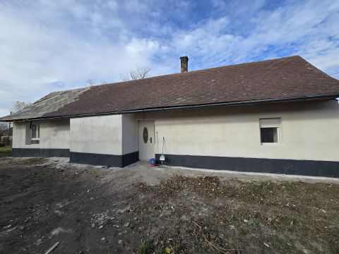 Eladó Ház 7000 Sárbogárd , Sárbogárd központjában  felújított 3 szobás családi ház