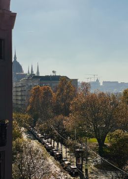Eladó Lakás 1055 Budapest 5. kerület , Felújított, napfényes garzon lakás a Parlament mellett