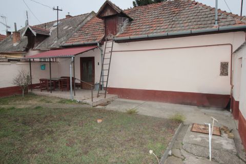 Eladó Ház 6000 Kecskemét , Hitelezhető kis családi ház