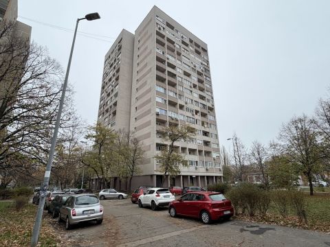 Eladó Lakás 1039 Budapest 3. kerület , Kitűnő közlekedés mellett, szigetelt házban !