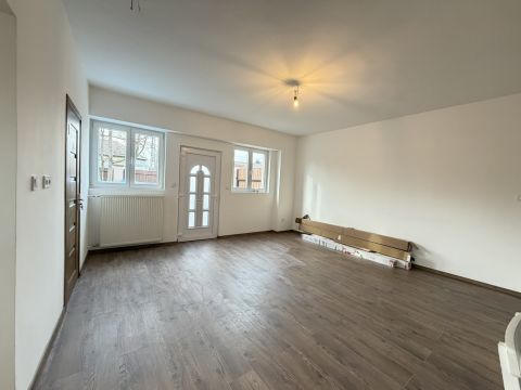 Eladó Lakás 1201 Budapest 20. kerület Felújított,azonnal költözhető,gk beálló,udvar 1-es lakás