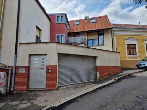 Eladó Parkoló 7621 Pécs , Történelmi Bevárosban teremgarázs hely/tároló