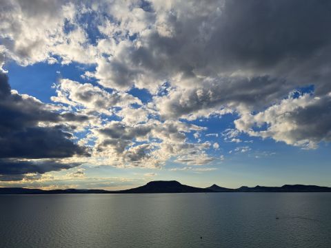 Eladó Ház 8646 Balatonfenyves Balaton parttól 50m-re 90nm-es nyaraló rengeteg lehetőséggel