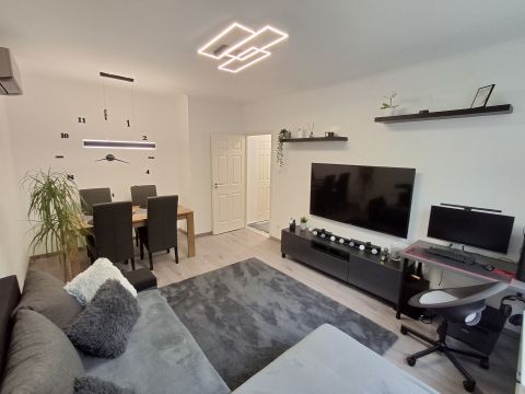 Eladó Lakás 1184 Budapest 18. kerület Lakatos lakótelepen, szigetelt épületben, felújított lakás