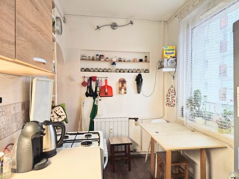 Eladó Lakás 1112 Budapest 11. kerület Panelprogramos, 4 szobás, ablakos konyhával rendelkező!