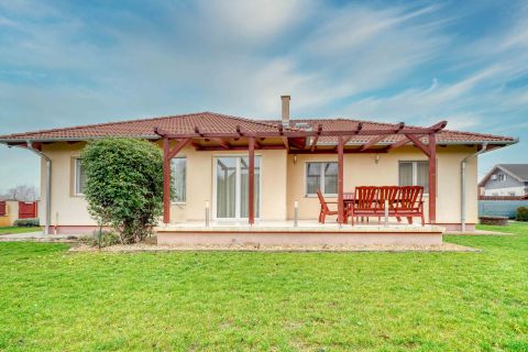 Eladó Ház 2461 Tárnok , Újszerű állapot, remek elosztás, terasz és kertkapcsolat!