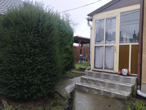 Eladó Ház 8000 Székesfehérvár Maroshegyen sarok telken.