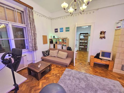 Eladó Lakás 1083 Budapest 8. kerület , Kiváló, kamerázott ház, közepes állapot, 1.em. 2 szobás 58m2