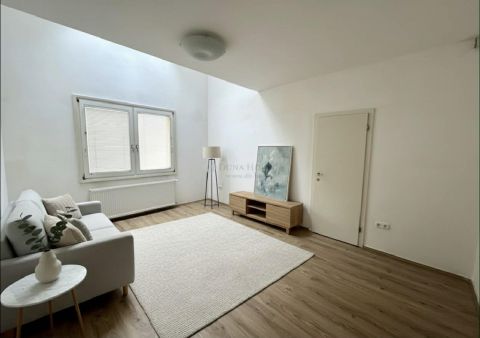 Eladó Lakás 1071 Budapest 7. kerület , Újszerű, belső kétszintes lakás Ligetvárosban 