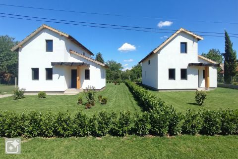 Eladó Ház 8648 Balatonkeresztúr Hullám utcai strandtól 10 percre újépítésű nyaraló (A)