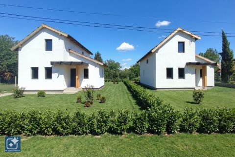 Eladó Ház 8648 Balatonkeresztúr Hullám utcai strandtól 10 percre újépítésű nyaraló (A)