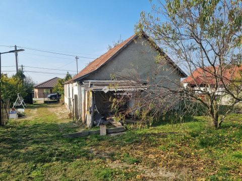 Eladó Ház 8111 Seregélyes , kedvelt csendes utcájában!