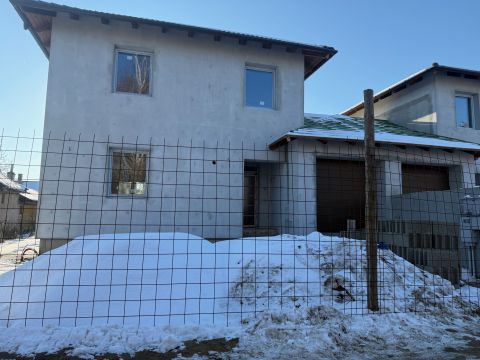 Eladó Ház 2162 Őrbottyán Központ közei, aszfaltozott utcában 