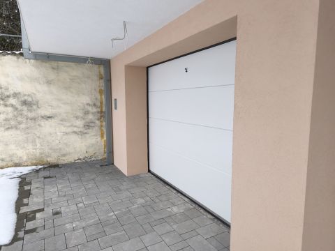 Eladó Parkoló 6000 Kecskemét , Kertkapcsolatos belvárosi társasházi lakások