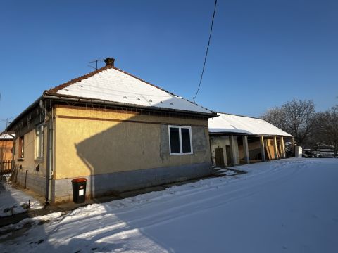 Eladó Ház 2251 Tápiószecső , Azonnal birtokba vehető, kádár-kocka nagy telekkel!