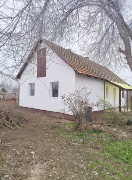 Eladó Ház 2765 Farmos , Szigetelt téglaház, rendezett, csendes utcában