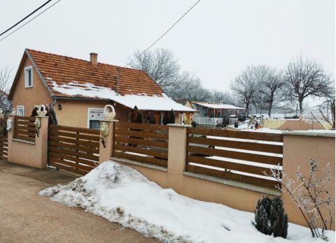 Eladó Ház 2174 Verseg Fő utcához közel