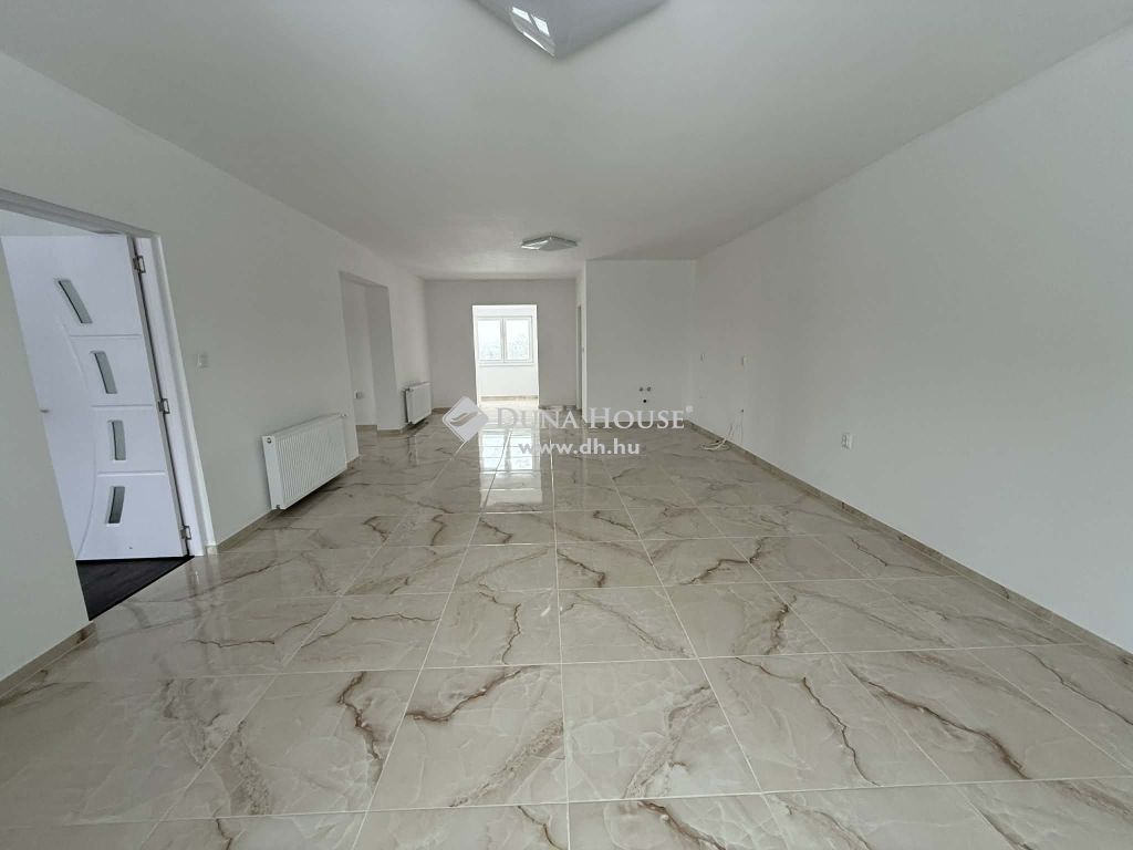 7013 Cece , Felújított, háromszintes családi ház, 5000 m²-es telken — 1/33