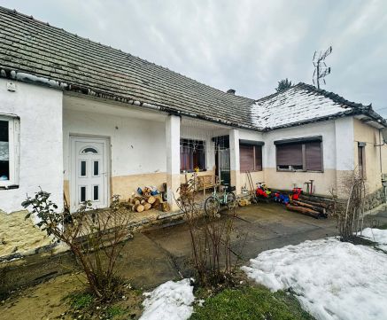 Eladó Ház 7192 Szakály Falújítandó családiház nagy telekkel