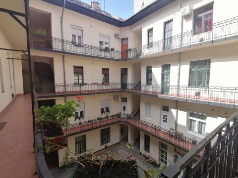 Eladó Lakás 1086 Budapest 8. kerület , Budapest - 8 kerület, Csobánc utcában, polgári lakás eladó!