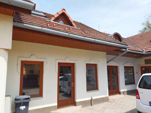 Kiadó Üzlethelyiség 2200 Monor , Monoron a Piac téren kiadó IRODA vagy ÜZLETHELYISÉG