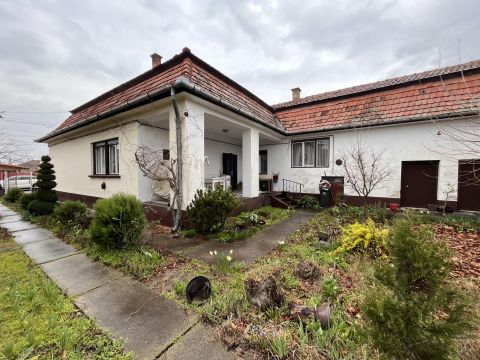 Eladó Ház 6200 Kiskőrös Eladó Kiskőrösön az Akácfa utcában egy 120 nm ház!!