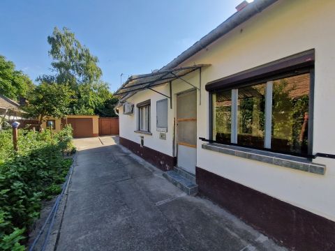 Eladó Ház 6500 Baja , Belváros, csendes helyen