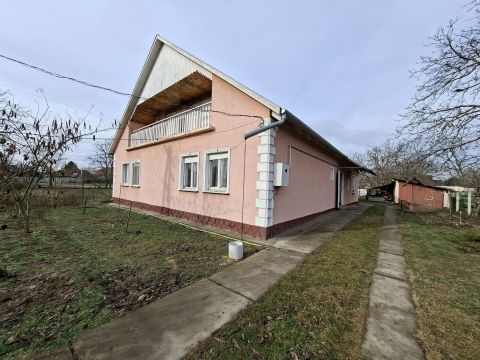 Eladó Ház 2251 Tápiószecső , Magdolnatelepen a Szőlősnyaraló vasút állomástól nem messze